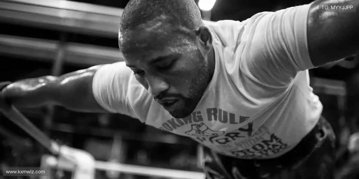 🎁 周边好物，把热爱穿在身上、握在手里！👕